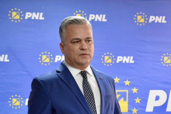 Cine este Adrian Veștea