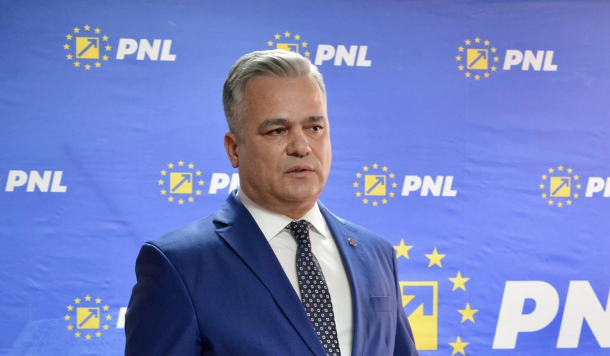 Cine este Adrian Veștea