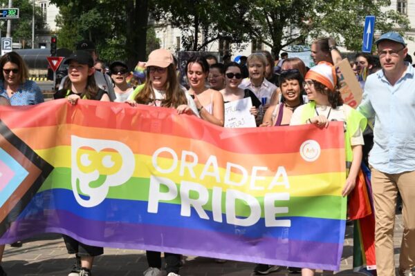 Marșul Pride a avut loc la Oradea, în ciuda avertismentelor jandarmilor. Mai multe amenzi, aplicate înainte de plecarea pe traseu