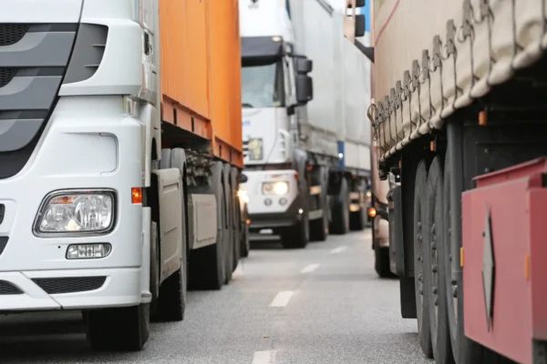 Șoferi de TIR din Prahova și Buzău, suspectați că furau laptopurile transportate. Percheziții în curs