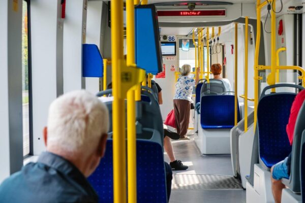 Taloane speciale de călătorie: Cine sunt românii care primesc reduceri de 50%