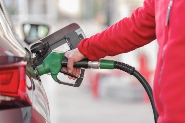 Legea care ieftinește motorina a fost aprobată. Noi reguli la pompă