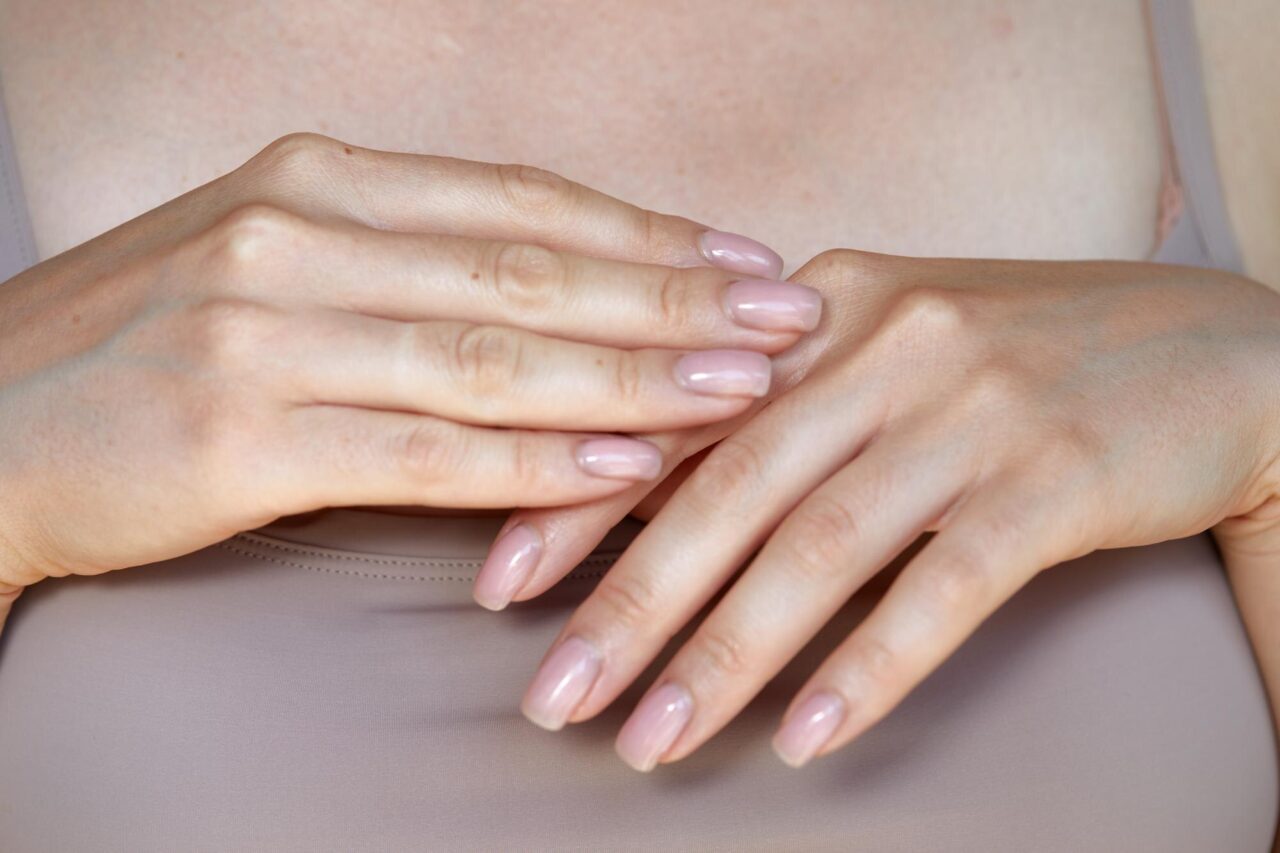 Unghiile „BB cream” continuă să fie în tendințe. Cum obții manichiura naturală și uniformă