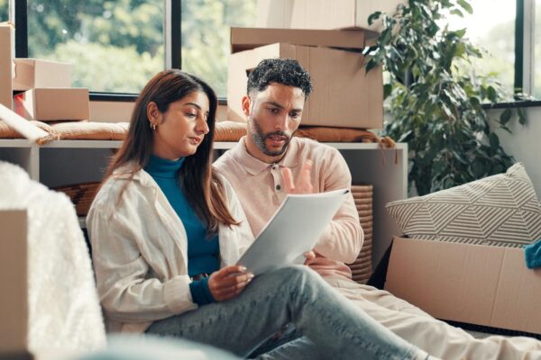 Ce trebuie discutat înainte ca unul dintre parteneri să se mute pentru celălalt