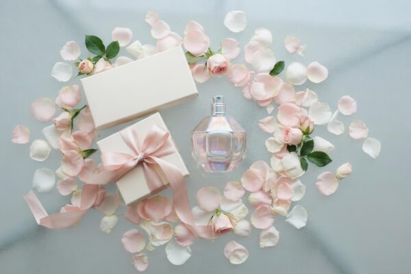 Parfumuri florale pentru femei cadou: arome delicate și feminine