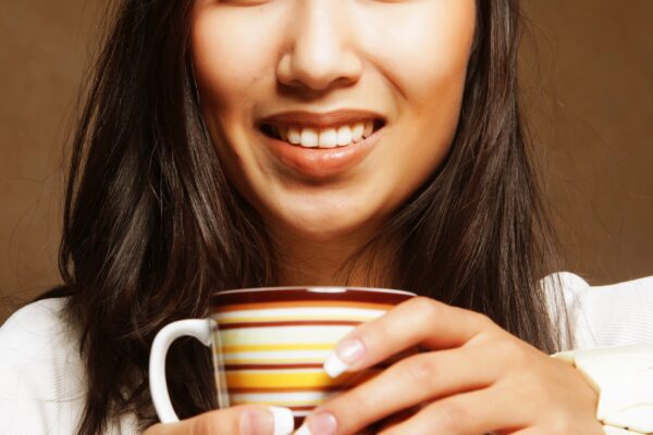 Cafeaua pătează dinții? Cum reduci efectele asupra culorii smalțului