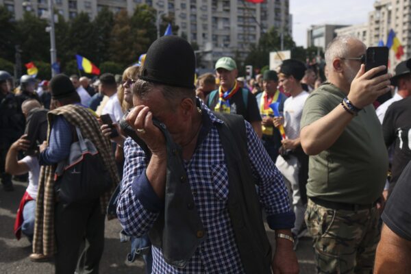 Îmbrânceli și gaze lacrimogene la protestul oierilor din Piața Victoriei. Jandarmeria: Există ipoteza infiltrării unor persoane