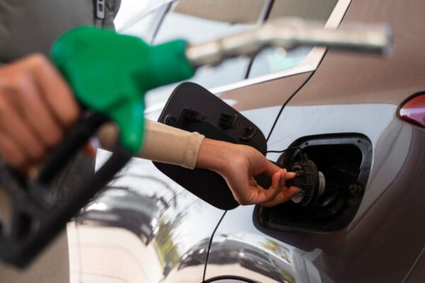 Benzina din România, a doua cea mai mare scumpire din UE