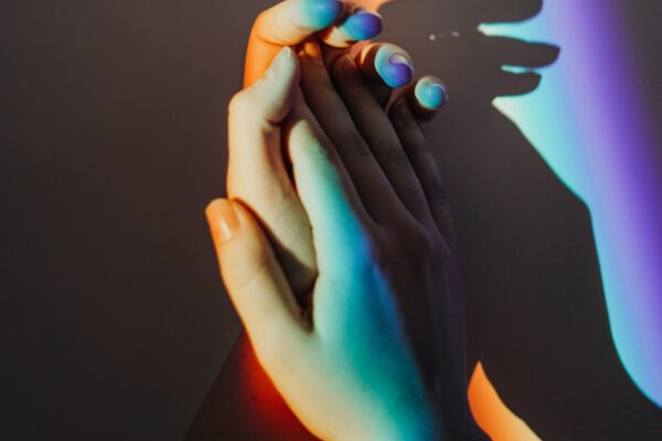 Unghii aura: trendul viral de pe TikTok, explicat pas cu pas
