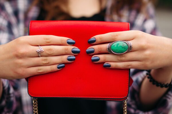 Velvet nails: manichiura magnetică pe care o vezi în toate clipurile
