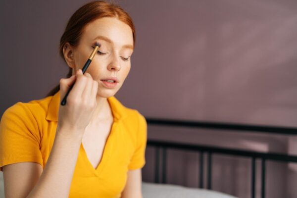 Cum aplici fardul în colțul intern al ochiului pentru un accent luminos