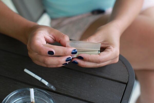 Press-on nails: cum le aplici să reziste o săptămână, cu buget mic
