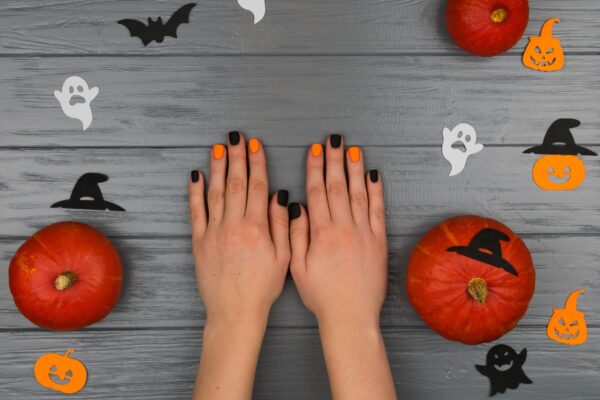 Manichiură de Halloween: modele simple pe care le faci singură acasă