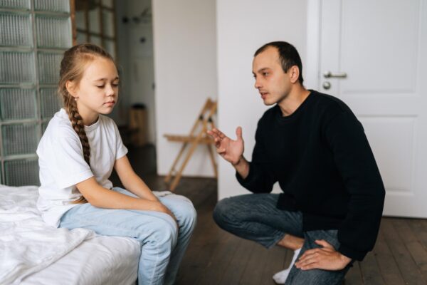 Cum explici copilului că familia trebuie să reducă unele cheltuieli