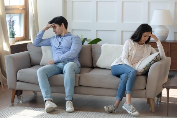 Cum abordezi situația în care partenerul încearcă să te facă gelos intenționat