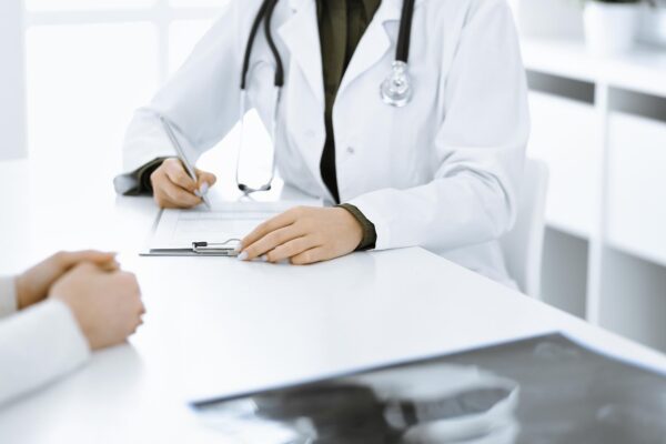 Reacție adversă sau simptom al bolii: ce detalii îi transmiți medicului