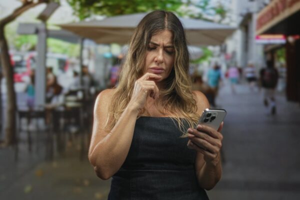 Ce să faci dacă partenerul îți urmărește locația fără acord