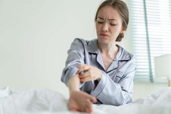 Mâncărimi ale pielii fără pete: ce poate provoca disconfortul