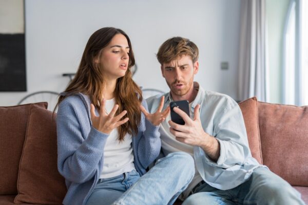 Ce să faci dacă partenerul îi povestește mamei sale fiecare neînțelegere dintre voi