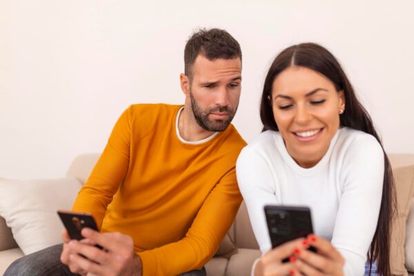 Partenerul se supără când nu răspunzi imediat la mesaje: ce limite poți discuta
