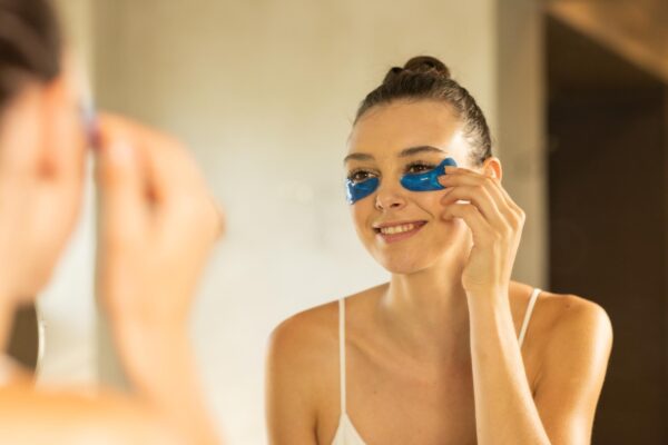Pielea din jurul ochilor iarna: cum o îngrijești când devine uscată