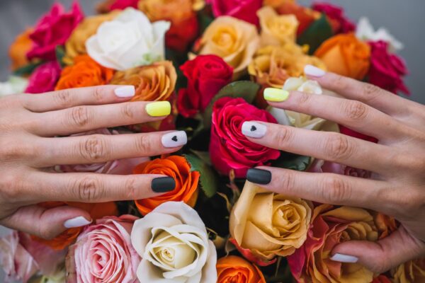 Modele de unghii cu flori pentru o manichiură feminină