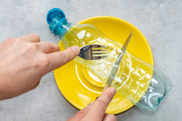 Cum reducem microplasticul din alimente: recomandările directorului Institutului de Cercetări Alimentare