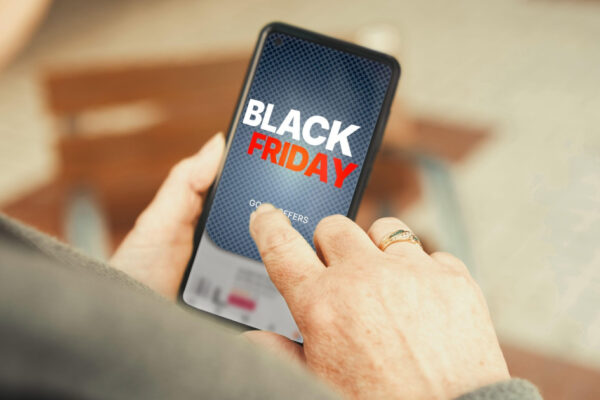 Fraude de Black Friday: avertisment privind magazinele false și mesajele despre colete