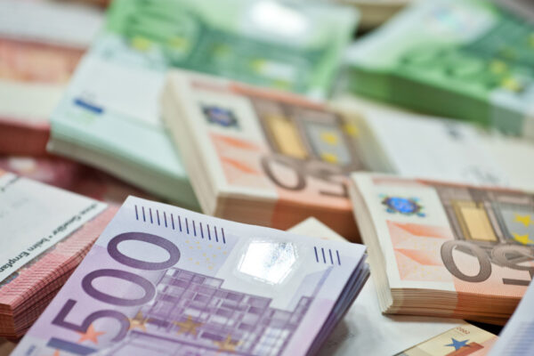 Poliția anchetează dispariția a aproape 700.000 de euro din depozitul Vămii Otopeni