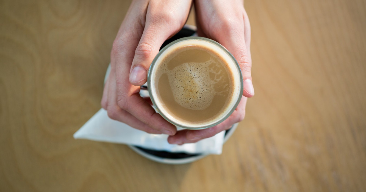 Studiu pe 30.000 de adulți: cremele fără lactate cresc aportul caloric al cafelei