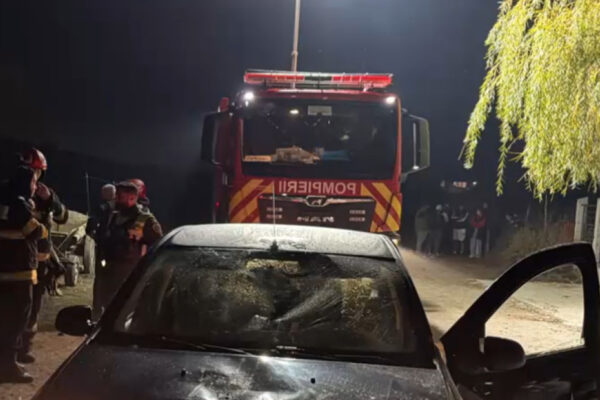 Trei persoane audiate după agresarea unui pompier la un incendiu din Ștefănești